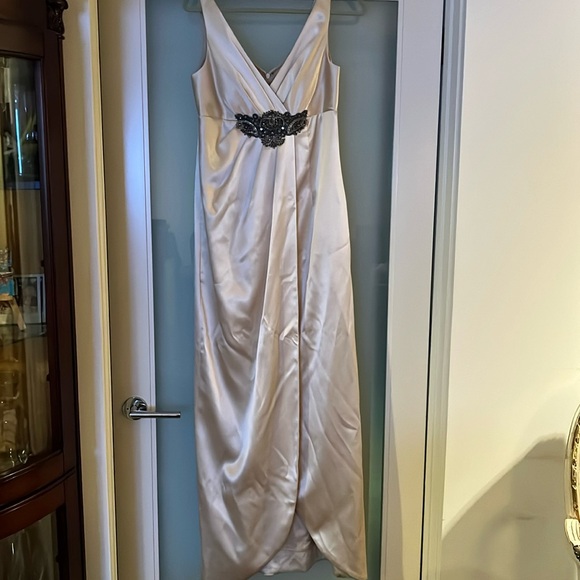 JS Collection, Champagne evening gown, beaded appliqué. SZ 8 - Picture 1 of 7